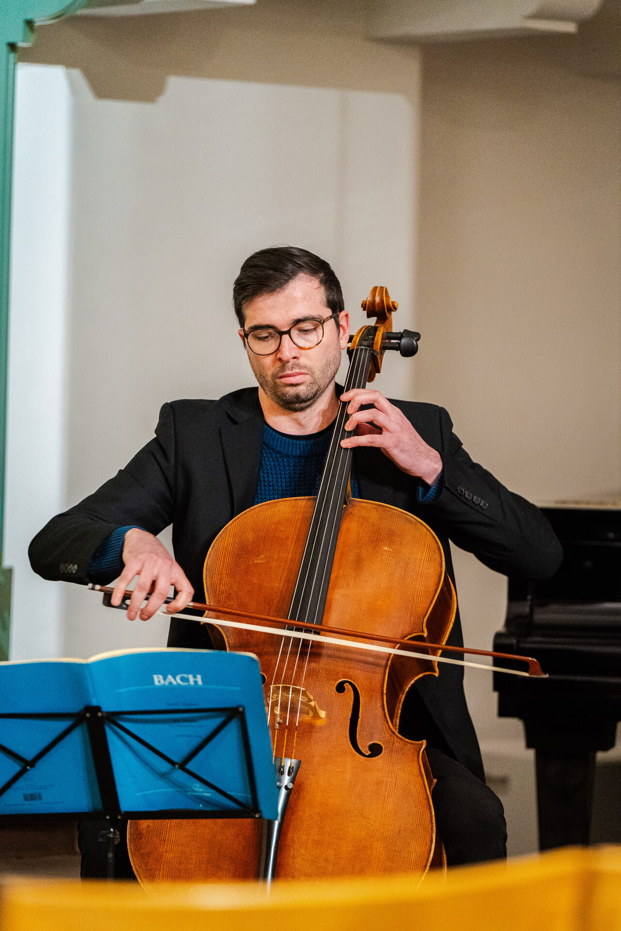 Bild 2: Cellist Tobias Schneider schaffte mit seinem Instrument Raum, um das Gehörte nachwirken zu lassen.