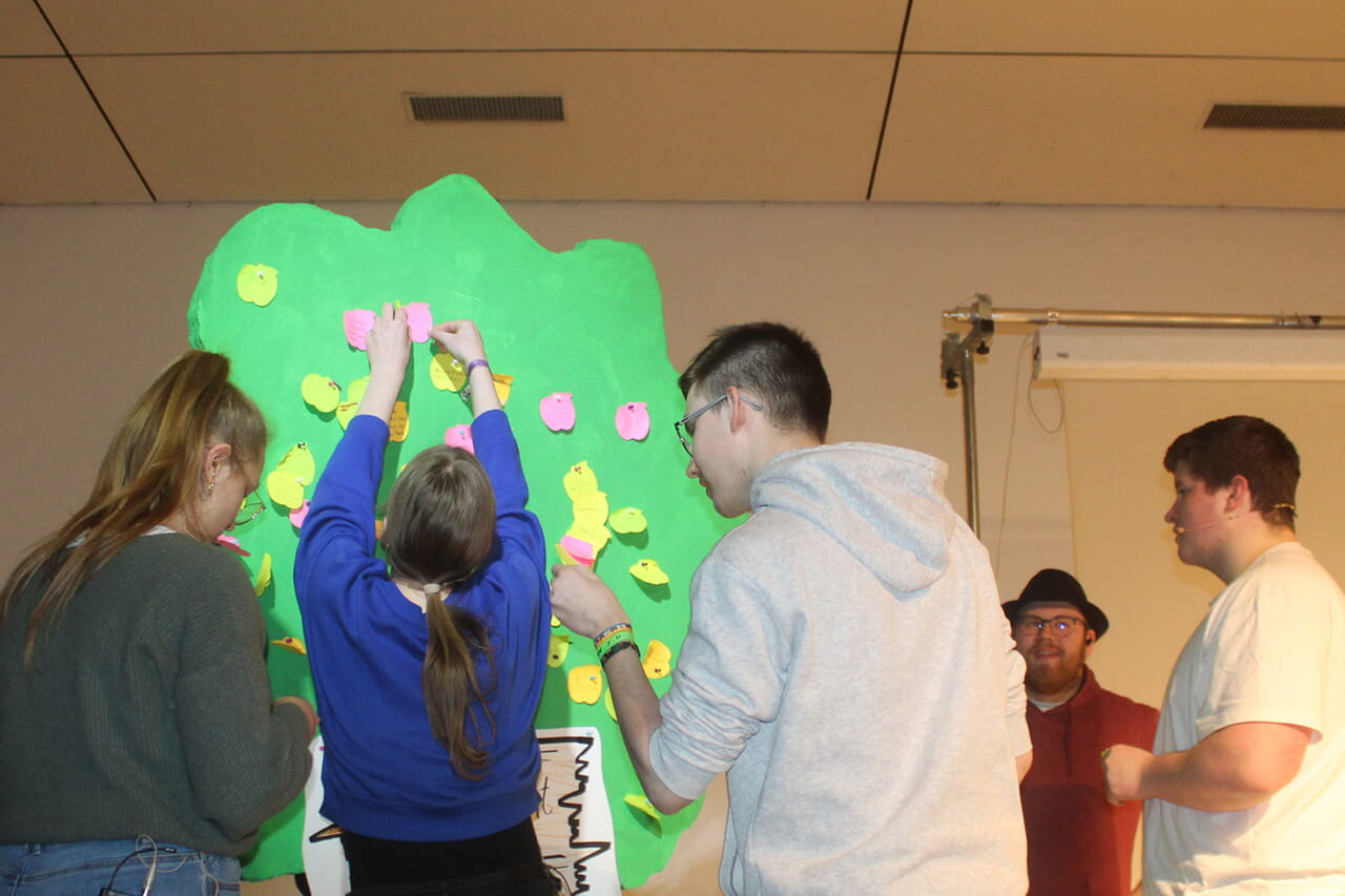 Am ersten Abend waren die Jugendbibelwochen-Besucherinnen und -Besucher eingeladen, auf einen Notizzettel in Apfelform zu schreiben, wieso sie denken, dass Gott sie wunderbar gemacht hat. Die Zettel wurden an einen Papp-Baum auf der Bühne geheftet.