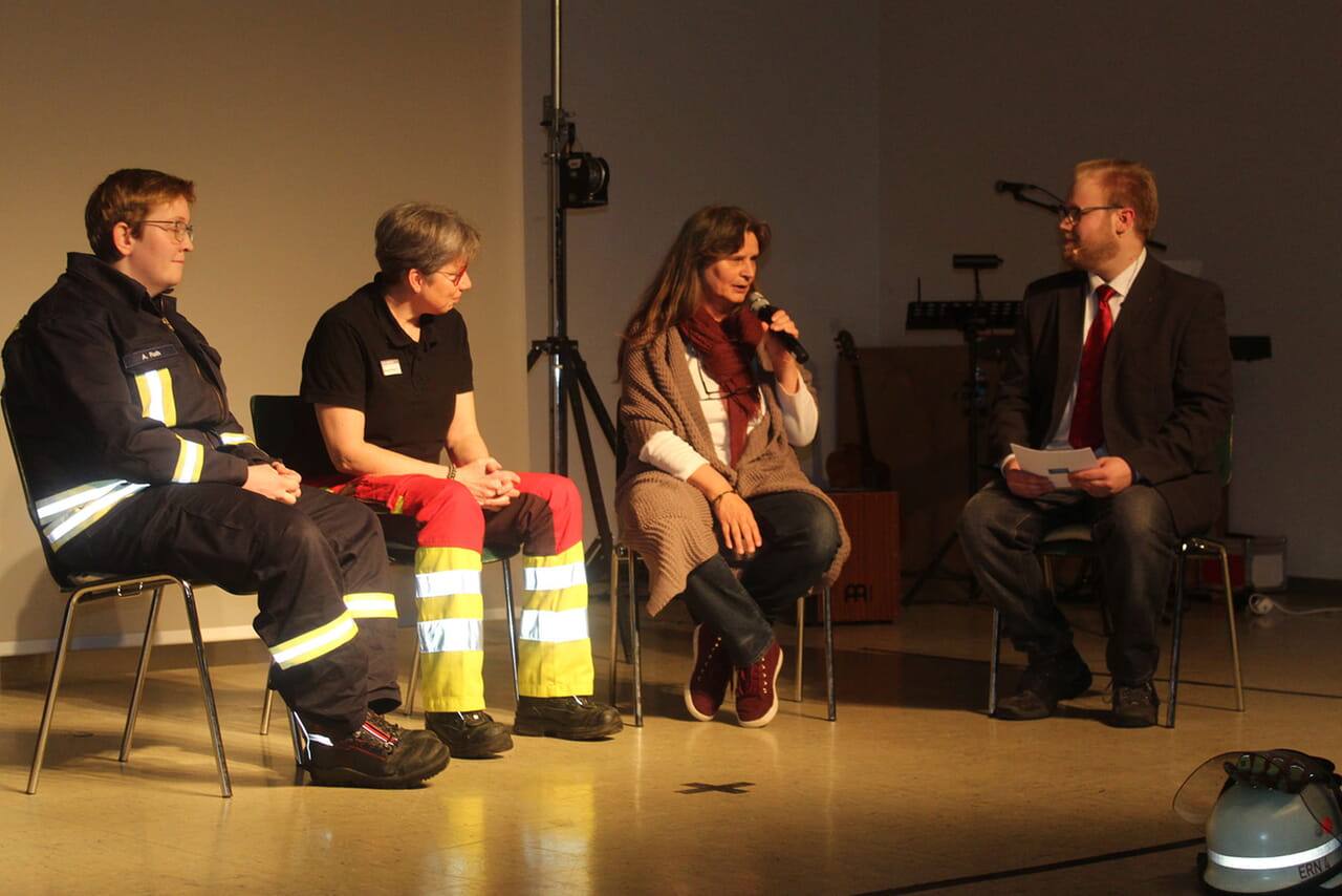 Am zweiten Abend gaben Anne Rath, Bärbel Wörster-Dienst und Christiane Bernshausen-Dellori dem Interviewer Manuel Burk (von links) Auskunft über ihren ehrenamtlichen und hauptamtlichen Dienst am Nächsten.